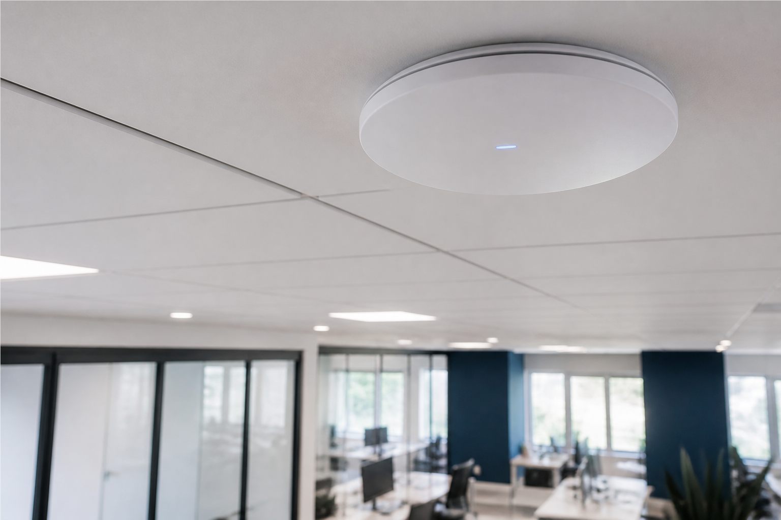 Borne d’accès Wi-Fi professionnelle installée au plafond