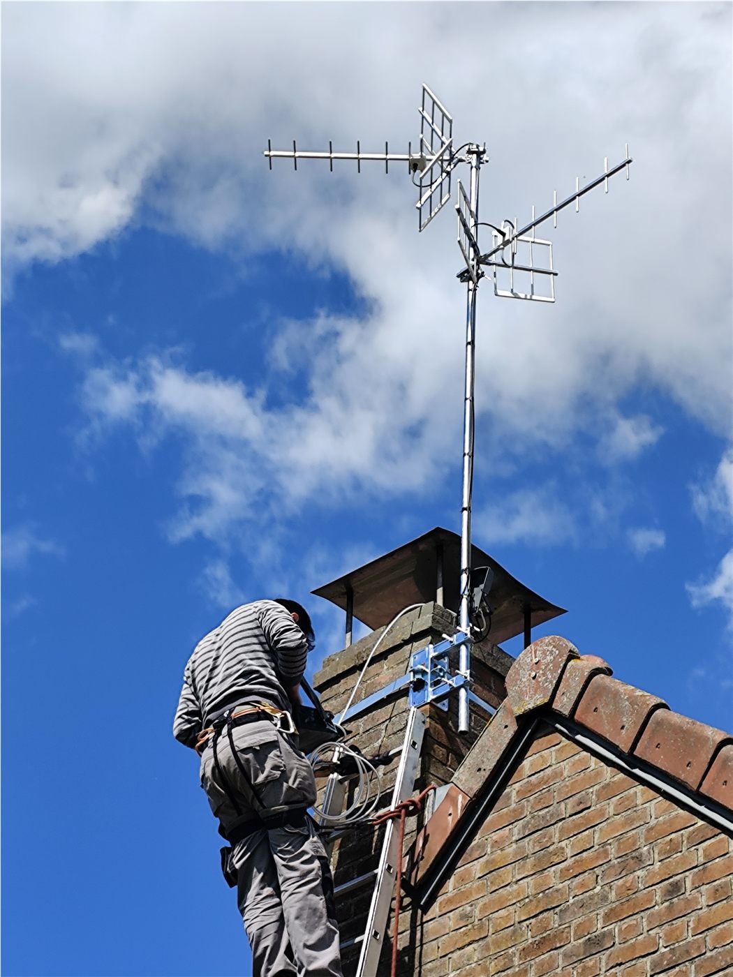 Technicien réalisant une installation d’antenne et de parabole